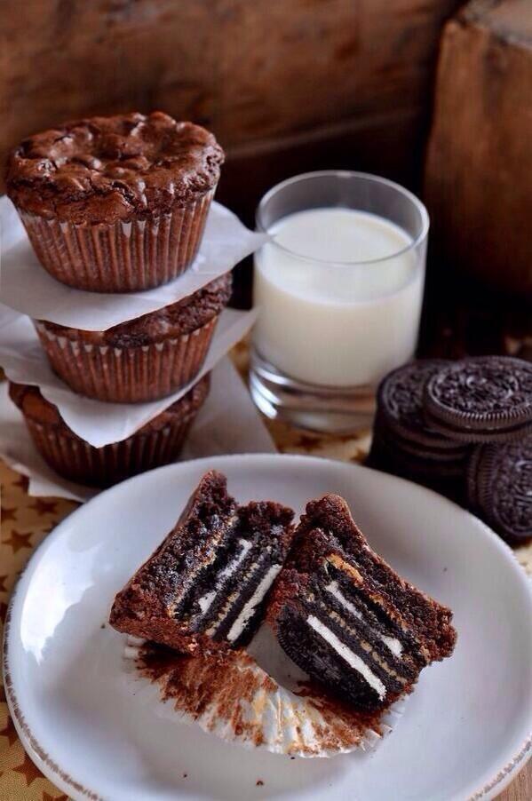 SexyFoodPics's tweet photo. Double Stuffed Oreo Muffin http://t.co/sbxMomPWuk
