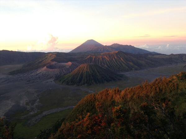 LEONIX_'s tweet photo. besok pagi kita mau liat sunrise dari gunung ini, subhanallah....indah :)) http://t.co/IbEFHUGCzk