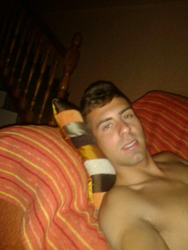 Franxesko91's tweet photo. Con lo agusto que se esta en mi sofalico, y yo siempre en la callejeando!! #Relax http://t.co/ucG9pNukPQ