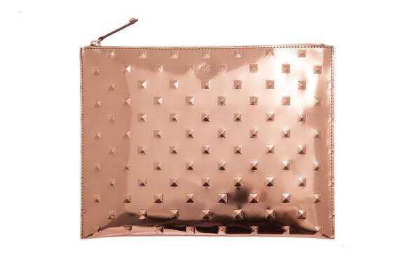 DShopTalk's tweet image. We are smitten for this @elahandbags rose gold pouch at @StanleyKorshak: d-m.ag/1hxVUoX
