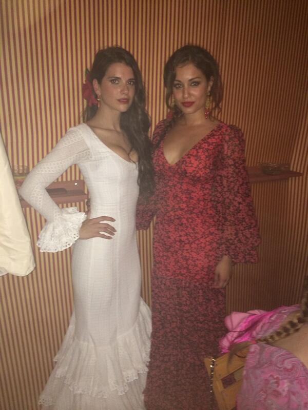 Feria_deAbril's tweet photo. “@HibaAbouk: Con mi amiga @AnaGCaldas y vestidas de la mejor diseñadora @vickymberrocal  AMO Sevilla! Viva la feria! http://t.co/db7YkXjprE”
