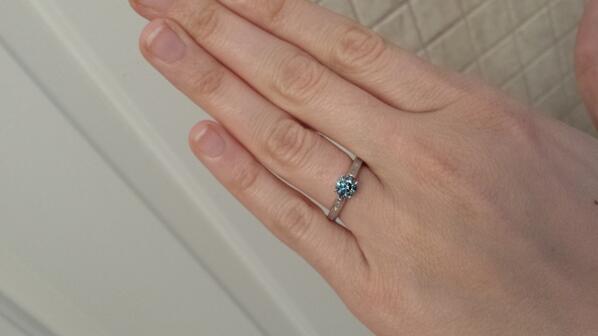 dnea's tweet photo. Pricescope review ... I fell in love with the idea of a lab-grown engagement ring http://t.co/RSU5qLluGV http://t.co/Ljmw8lCPdk
