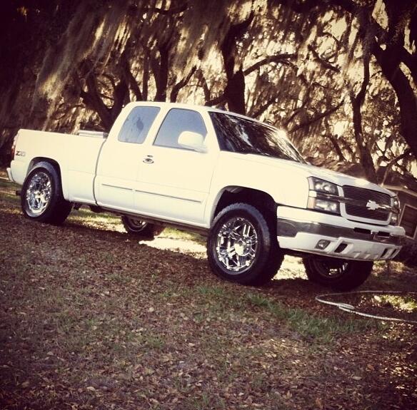 BasicStunna's tweet image. #wcw has got to be my baby 😍 can't wait to take er huntin next season 😍 #z71 @chevrolet