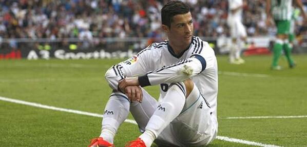 Phaelle's tweet photo. RT @beinsports_FR : Real Madrid : C.Ronaldo sort sur blessure http://t.co/eGmNNVOmj8 http://t.co/K6h1zURBZv