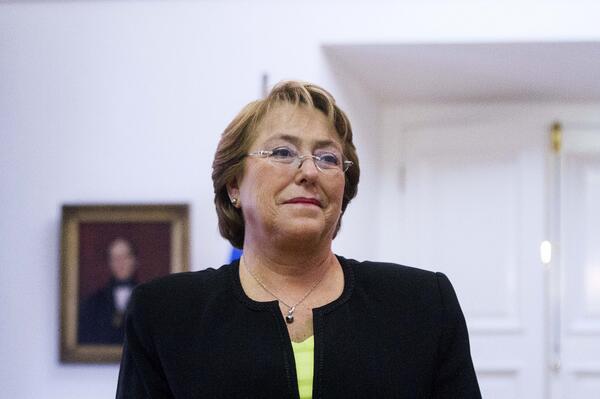 biobio's tweet photo. Desaprobación a Bachelet sube 12 puntos y llega a 32% según Adimark http://t.co/XsI3FTgrhp http://t.co/MTYK2mMoyN