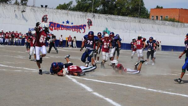 Hazaelruizo's tweet photo. Los Renos del Reclusorio Nte. y Gladiadores del Reclusorio Ote. se enfrentaron en partido de la AEFA @HectorSerranoC http://t.co/SNGNTYdnoU