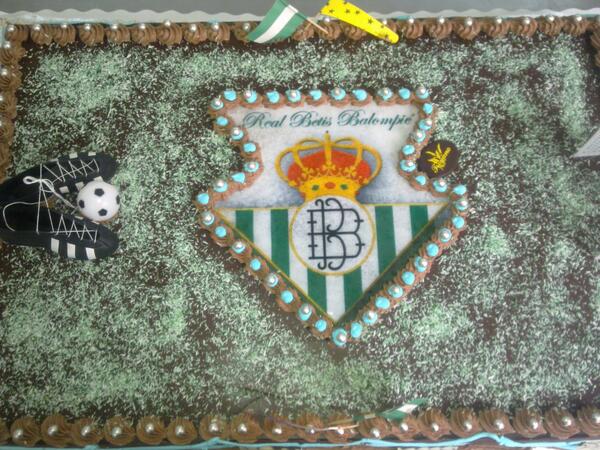 PanadTroyano's tweet photo. Un homenaje a mis amigos béticos. No desespereis que el año que viene se sube a 1ª División otra vez.¡Musho Betis! http://t.co/gU9o9fq8I9