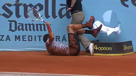 Ouch! Grigor #Dimitrov takes a big tumble in the dirt. 5-5 in the breaker. #MutuaMadridOpen #tennis