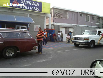 luis5tro's tweet photo. "@VOZ_URBE: Largas colas para poder comprar cemento en el 18 de Octubre. #Maracaibo #7A http://t.co/OQ2wAI04ff"comida,bateria,y todo. Patria