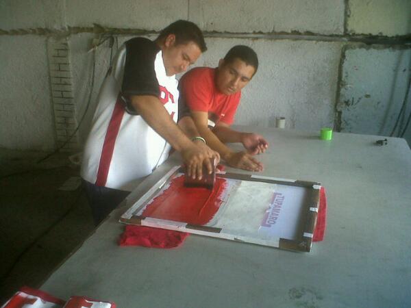 PCVvenezuela's tweet photo. @WBenavides_MRT  apoyando a  @tupamaroguanipa  n l timbrado de las franelas para la gran toma d caracas @TupamaroMRT http://t.co/iofin2AHwD