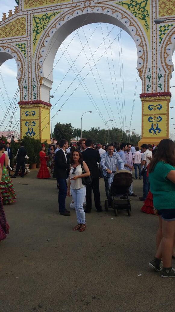 JuditLuqu's tweet photo. De Feria de Sevilla!!! Y no se cansa @_tinacordobesa http://t.co/G9qZ47b44Y