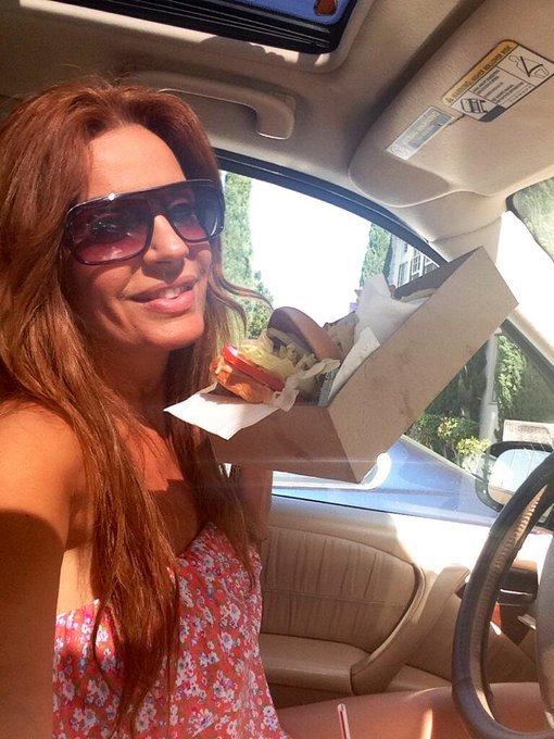 Cada dia me siento mas americana🇺🇸🍔 jaja &iquest;porque sera? Mmm estan tan ricas las IN N OUT!! http://t.c