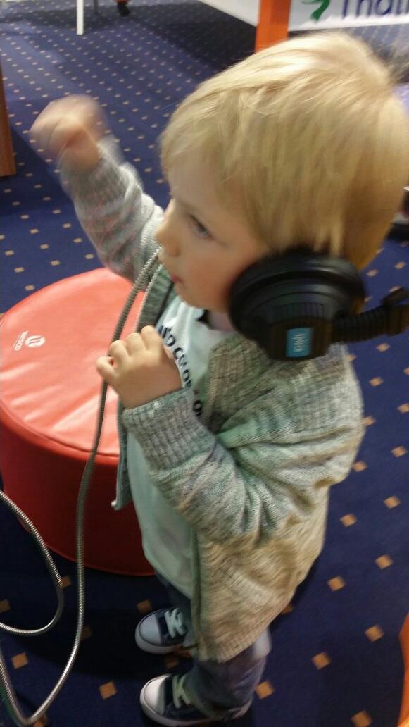 ZollerDaniel's tweet photo. Shpping with daddy is so funny #shopping #daddy #son #taylor #dj #music http://t.co/hEBk1zRBX6