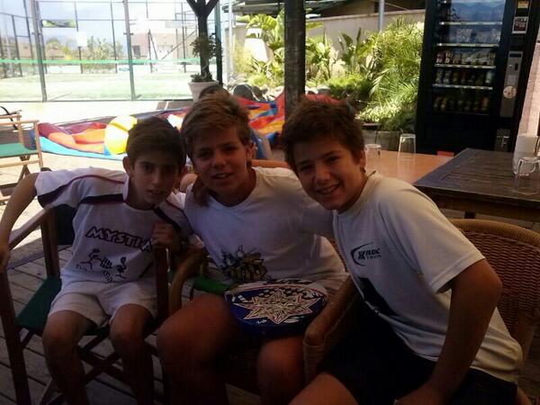 jonsanzz_'s tweet photo. Lo q me acabo de encontrar @josesolanochulo y @sergiarquerons4 q buenos tiempos http://t.co/LgVHxjvPb1