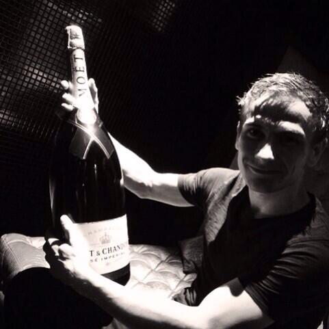 ryelandUsa's tweet photo. “@RyelandFrance: “@RyelandMafia: Champagne for the boss! @RyelandOfficial #RyelandMafia #Ryeland @RyelandMafia 💵💰🏆🎉 http://t.co/MAgE4GsvyD””
