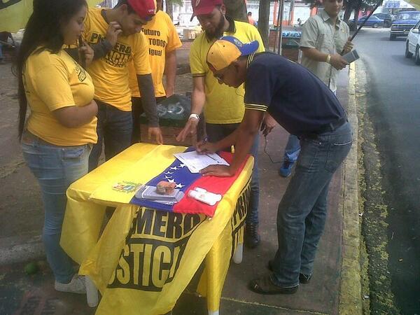 JovenesPJ_Bol's tweet photo. Temprano #Heres todos firmando y apoyando la ley de amnistía por la liberación de los presos políticos #AmnistiaYA http://t.co/dbJXUMzCUi