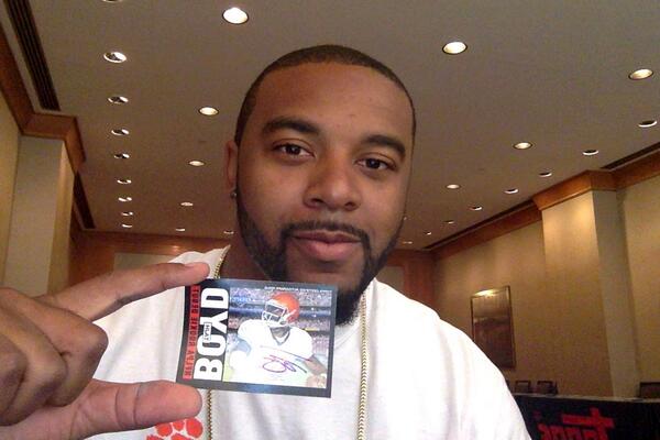 Big ups to @TajhB10 for his #ToppsTakeover today at the #NFLPADebut! Let's giveaway his auto! RT & Follow to win!!