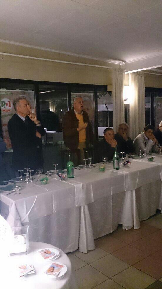 GiovanniEuropee's tweet photo. @GiovanniEuropee  con gli amici di Fiumefreddo #elezionieuropee  #pd http://t.co/ris7OzdV8i