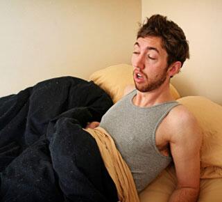 Мужчина проснулся утром. Мужчина у которого не встает. Мужчина у которого не встает. Просыпается с трудом. Человек страдает бессонницей.