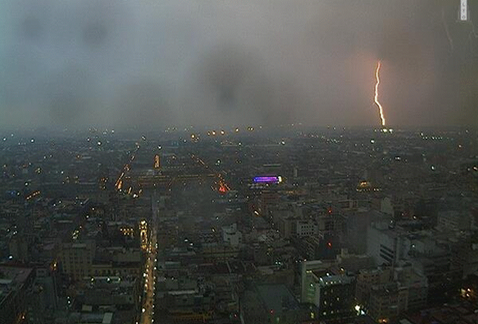 Milenio's tweet photo. Se registra lluvia con tormenta eléctrica en el DF http://t.co/rmdQFmQB5d http://t.co/UBnnhjByYY