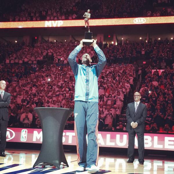 KD raises the #KiaMVP!