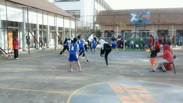 PenjasA_2012's tweet photo. Putri penjas A sedang bertanding gala asin @Agustin_uti @Ketrinpertiwi @WiwinWwinarti94 @MHsylvialestari @siscaPMS http://t.co/zMfLK9uRhY