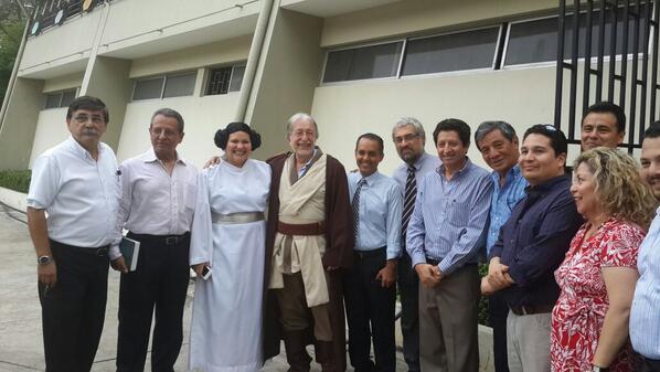 alfonsoleon's tweet photo. @sergio_flores Y @cparedesverduga antes de dar la bienvenida a los novatos en la @espol http://t.co/VCGX4ZHruo