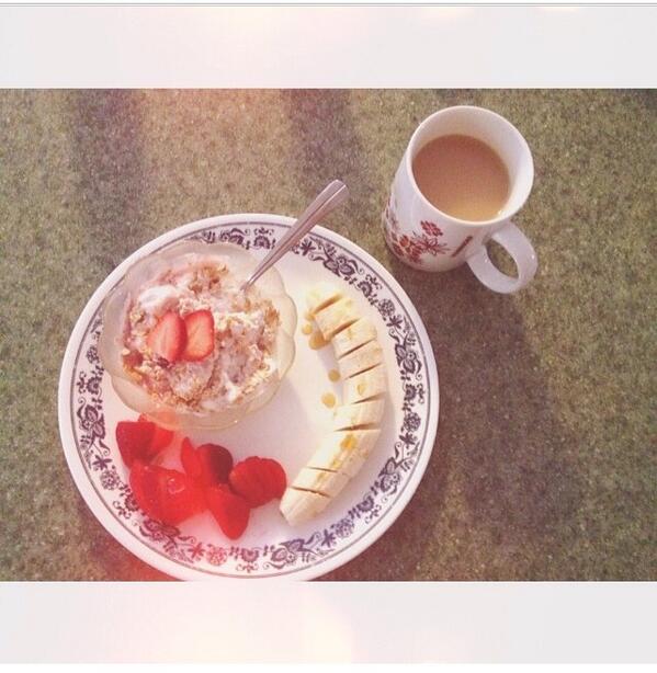 bulumulife's tweet image. Our fan @kelleyatwood shares her #Breakfast: Greek Yogurt, Bulumu Toasted Oats, Fresh Strawberries &amp;amp; Banana