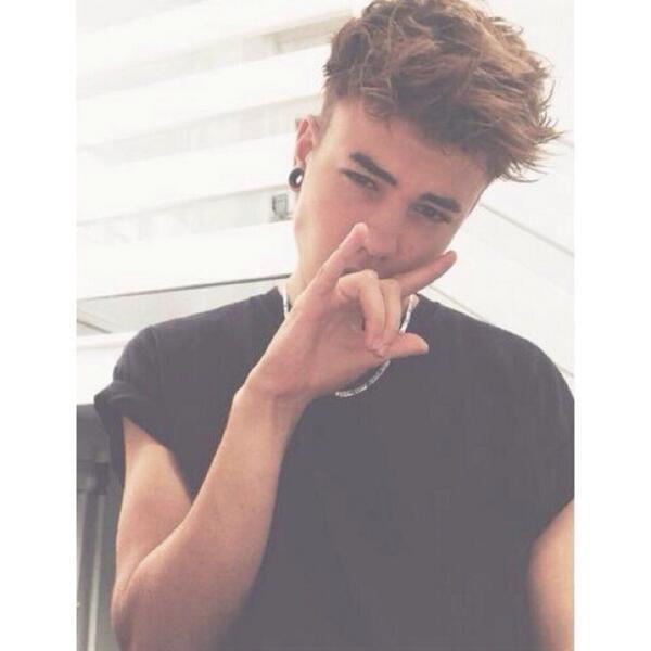 Nctorious's tweet image. Messy selfie