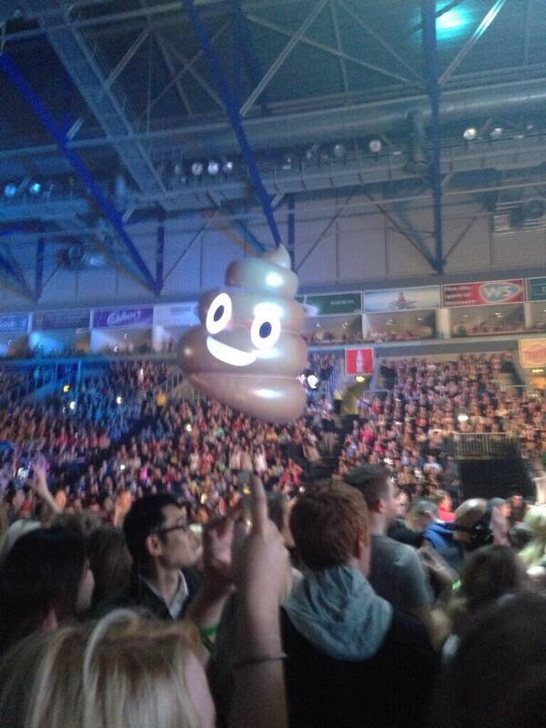 revesouvenir's tweet photo. What are you doing there? 💩 #ThePrismaticWorldTour http://t.co/b8cOjThR0F