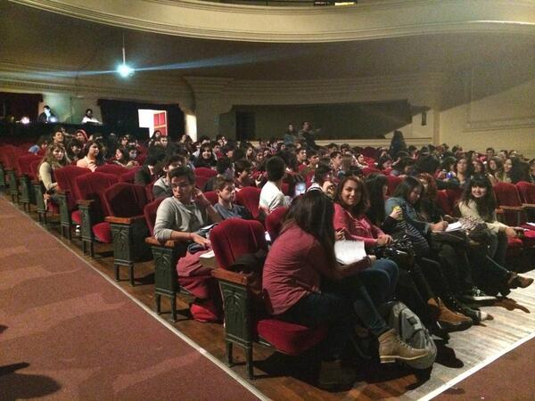 uvalpochile's tweet photo. De a poco el Municipal de Valparaíso se repleta para el #FestivalxValparaiso organizado por @CEMUV comienza Chinoy! http://t.co/Pblxd1YRCU