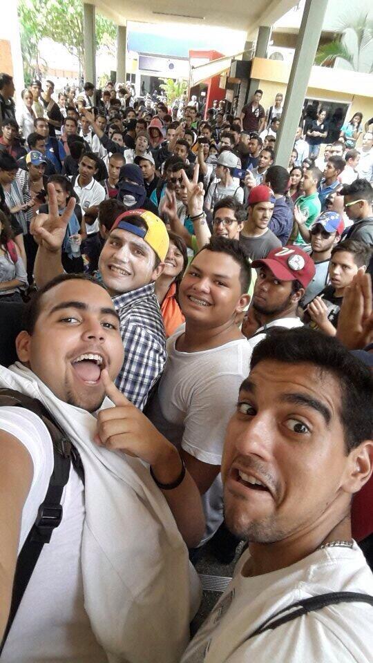 mavrginia's tweet photo. RT @VOZ_URBE: Estudiantes de la URBE y su #Selfie después de ser atacados por las lacrimógenas. #7M http://t.co/vnV6RHVDeW