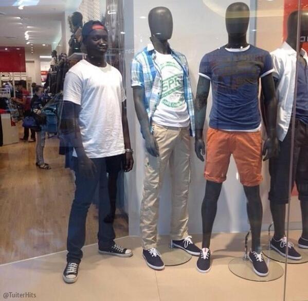 Mpenaherrerag's tweet photo. “@UnSinLetras_: —Ahí viene tu ex, actúa normal.  
—Voy a pasar desapercibido.  
—No creo, te va a ver. 
— http://t.co/lVGmncjEKu” JAJAJAJAJA