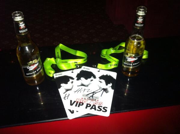 OneDopeWonder's tweet photo. @kennyhotz  TORONTO SHOW See ya soon @misstellie_b17 http://t.co/I5fTpn9tqK
