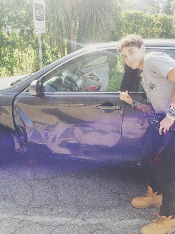 luke_brooks's tweet photo. I was in the passenger seat when a girl came out of nowhere and t-boned our uber ride home #whoopsydaisy @Uber_LA http://t.co/bddm26EeOp