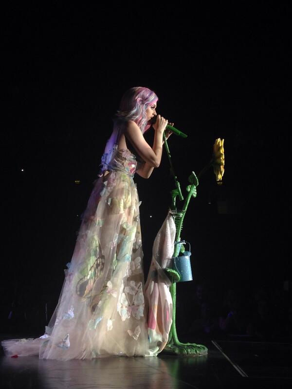 beccasworlds's tweet photo. @katyperry was amazing tonight I was so close to her! 😍 @PrismaticTour14 @PWTMemories http://t.co/9KsdTIBURF