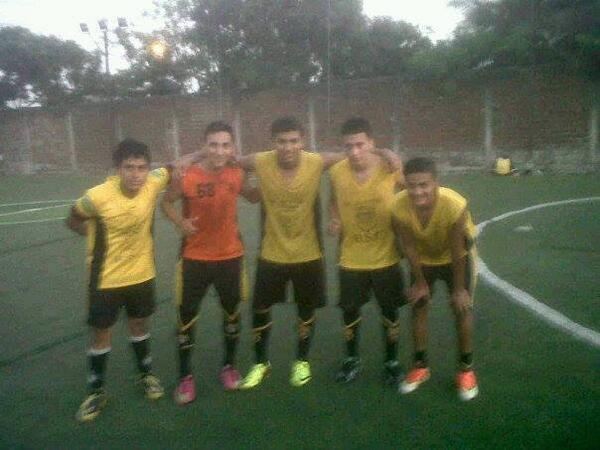 theDangerBsc95's tweet photo. Foto vieja cuando entrenaba en bsc xD con los bro! http://t.co/0ZUe9eiAGX