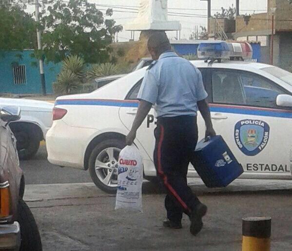 Rorve's tweet photo. #SoloEnVenezuela Funcionarios de #POLIFALCON utilizan las patrullas para comprar cerveza. http://t.co/C0JHaBKAY1