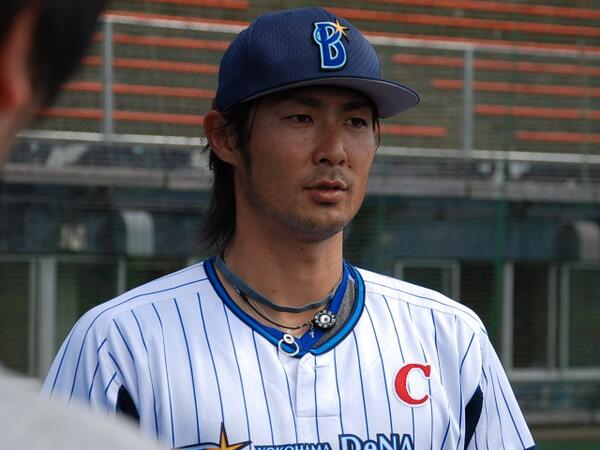なおなり A Twitter 横浜ｄenaの石川選手は せっかく抜群の身体能力と野球センスがあるのに 帽子のつばを不自然に真っ直ぐにしてて ラップをやり始めた中学生みたいで残念 早くチャラい格好を卒業して本物の名選手になってほしい 石川雄洋 横浜dena Http