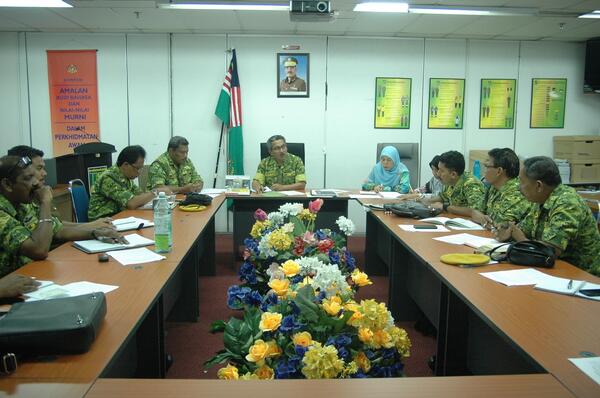 relaselangor's tweet photo. 8Mei-Mesyuarat Pengarah RELA Negeri Selangor bil.2/2014 di bilik mesyuarat pejabat negeri. http://t.co/0rZzkqoWyT