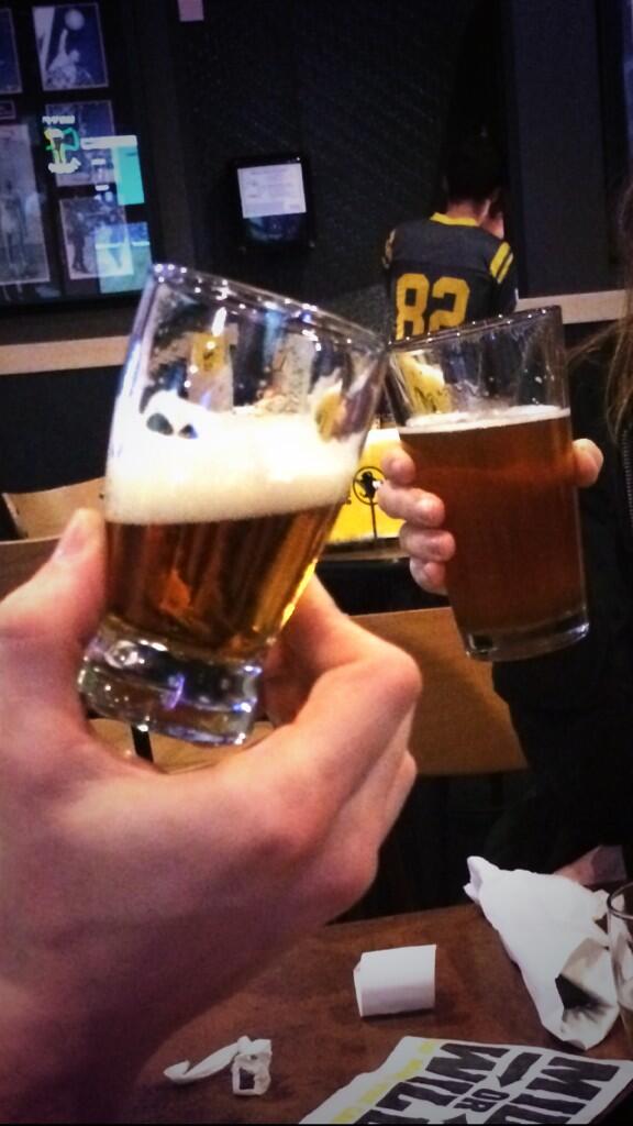 ReillyZamber's tweet photo. Huge hand, tiny hand http://t.co/OKHsFkH6R7