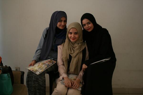 <a href="/raniaassegaf/">Rania Assegaf</a> <a href="/zaskiasungkar/">zaskia sungkar</a> dan <a href="/vivizubedi/">Vivi Zubedi</a> berkunjung ke Majalah NooR. Ada apa ya? :D