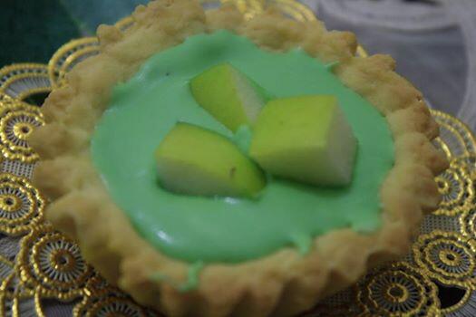 gingerpatissier's tweet photo. this is #applepie. Crunchy pie filled with apple-chocolate and topped with slices of granny apples! #pie http://t.co/myBAd2PXpO
