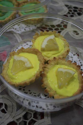 gingerpatissier's tweet photo. this is #lemon. Crunchy pie filled with lemon-chocolate and topped with slices of lemon! Extra fresh and delish! http://t.co/mVPI9yhyYv