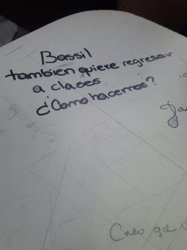 Covvenca's tweet photo. Un pupitre en urbe 08/05 @ResistenciaMbo @VOZ_URBE @Resiste_Zulia http://t.co/83lgRHJoDW