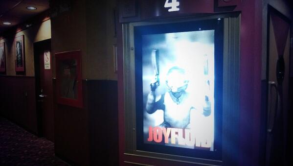 JOYFLUID's tweet image. Así se ve el poster acrílico de la película en los complejos cinematográficos.