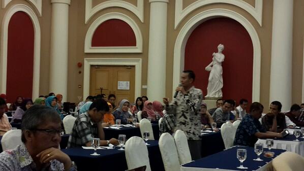 budisusanti's tweet photo. Debate on Agriculture Industrial waste land application @ Harmoni Hotel -Batam http://t.co/HhtcUBAk61