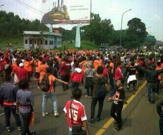 #lalinBDG 13.50 : Kondisi terkini di Tol Bdg - Jkt macet total  | <a href="/dickybeje/">M Dicky Fauzia R</a> #a