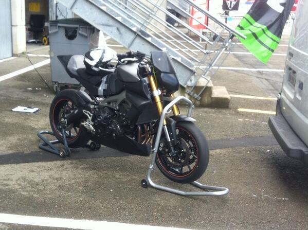 philfontaine's tweet photo. Hier j'étais sur le circuit Bugatti au Mans et j'ai croisé Christophe Guyot qui rouler avec une Yamaha MT-09 😊 http://t.co/es25bcqqoS