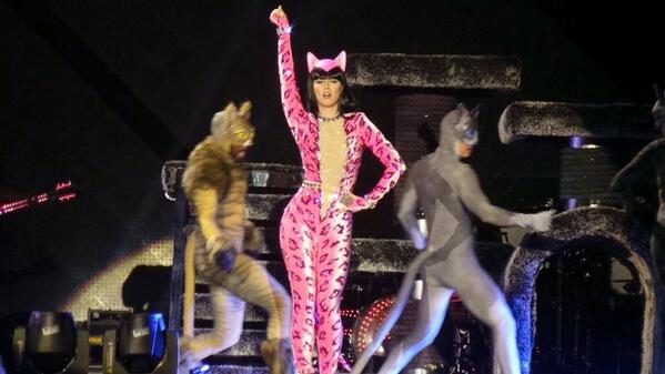 purelovingit's tweet photo. Katy Perry being amazing last night! #KatyPerry #Belfast #PrismaticWorldTour #KatyCats ❤️ http://t.co/oo88NGRh60